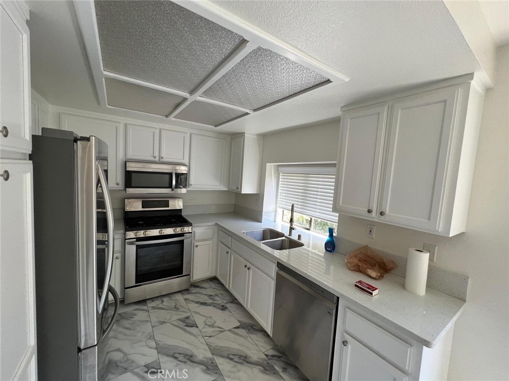 Welcome to this bright and amazing end unit townhome in the highly desirable Warner Wood community of Woodland Hills. 3bedrooms bedrooms, 3 bathrooms. Step into an open concept living and dining area, throughout laminate flooring with a gas fireplace. Living room opens to a private balcony, A guest powder room. The kitchen features tile countertops, all appliances include a fridge, gas stove, microwave and dishwasher.Upstairs, the primary suite with a large bathroom and nice size walking closet , and private balcony. Two additional bedrooms and full bath in hallway can use for two bedrooms. Indoor laundry room with washer and dryer into a large bounce room right direct-access 2-car garage and access to community pools, spas and tennis courts. End unit which has a direct access two guest parking. All this just minutes from Topanga Mall, great restaurants, close to Topanga Village and entertainment, Orange bus station , and the 101 freeway. Don’t miss this rare opportunity to lease a townhome in heart of Woodland Hills.