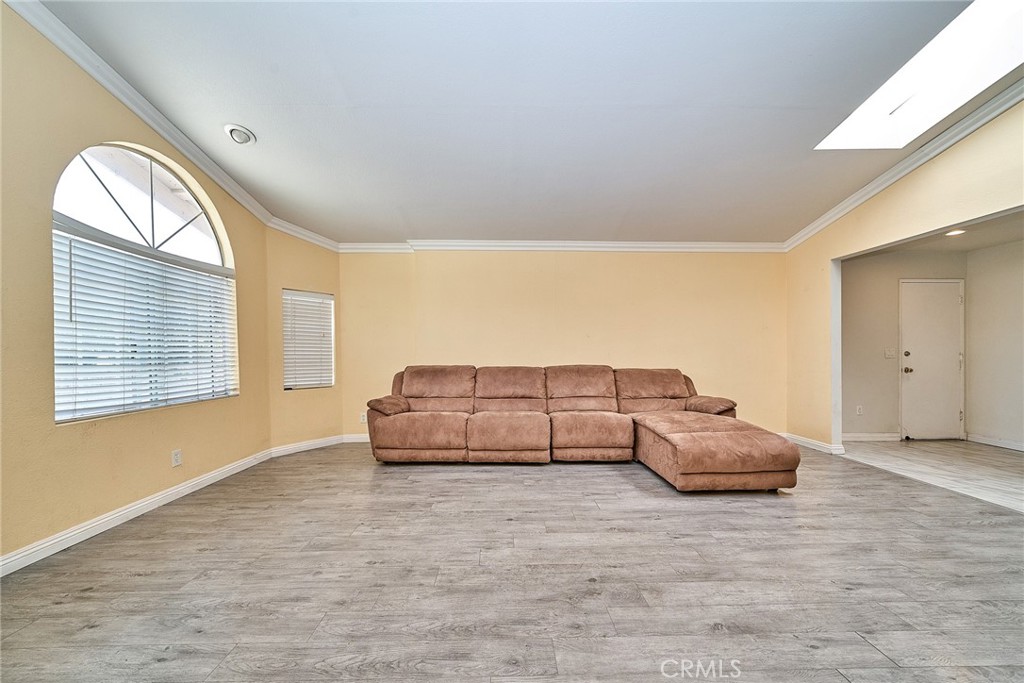 7145 N Muscatel