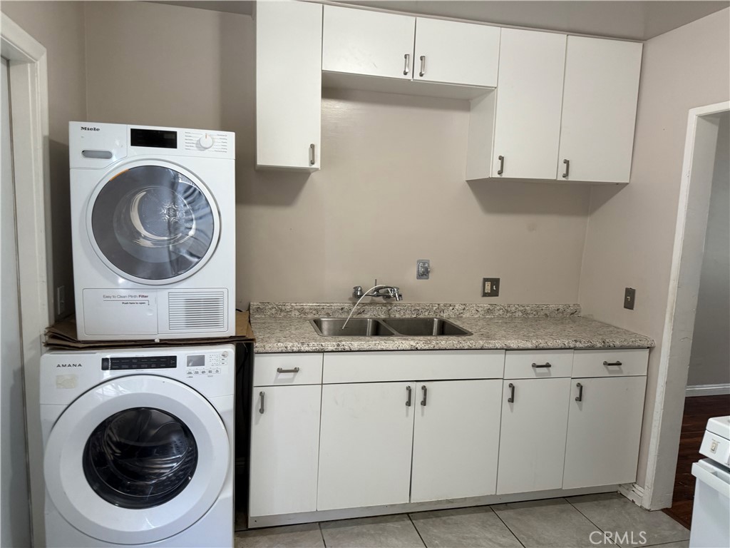BEAUTIFULLY REMODELED Sunny middle unit, close to 405 FWY, shopping, metro station & schools - recently remodeled, washer and dryer in house; side yard, two car tandum parking - small complex only 3 units