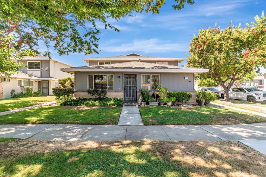 Beautiful, bright, and move-in ready! GREAT Location! This condo offers modern living with an open floor plan . Featuring a spacious living area, this home is truly a must-see. Enjoy the convenience of a private one-car garage with plenty of storage. Perfectly located near SCHOOLS, Oakridge Mall, restaurants, grocery stores, Costco, local parks, and major highways 85 & 87, making commuting and daily errands a breeze. Dont miss this opportunity to own a stunning property in one of San Joses most convenient locations!