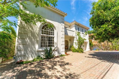 Photo of 23665 Summit DR, Calabasas, CA 91302 (MLS # SR26105411)