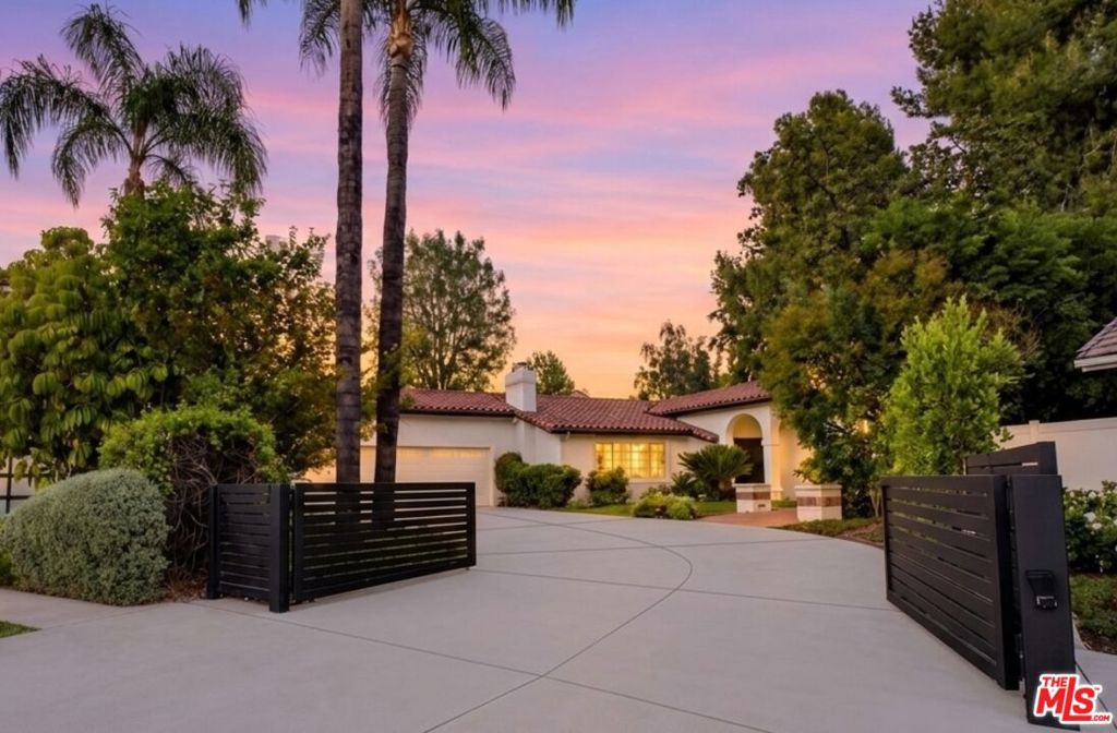 Photo of 17615 Corinthian Drive, Encino, CA 91316 (MLS # 26999073)