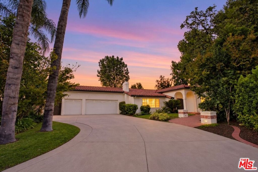 Photo of 17615 Corinthian Drive, Encino, CA 91316 (MLS # 26999073)