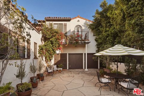 Photo of 830 N Gardner Street, Los Angeles, CA 90046 (MLS # 26635047)