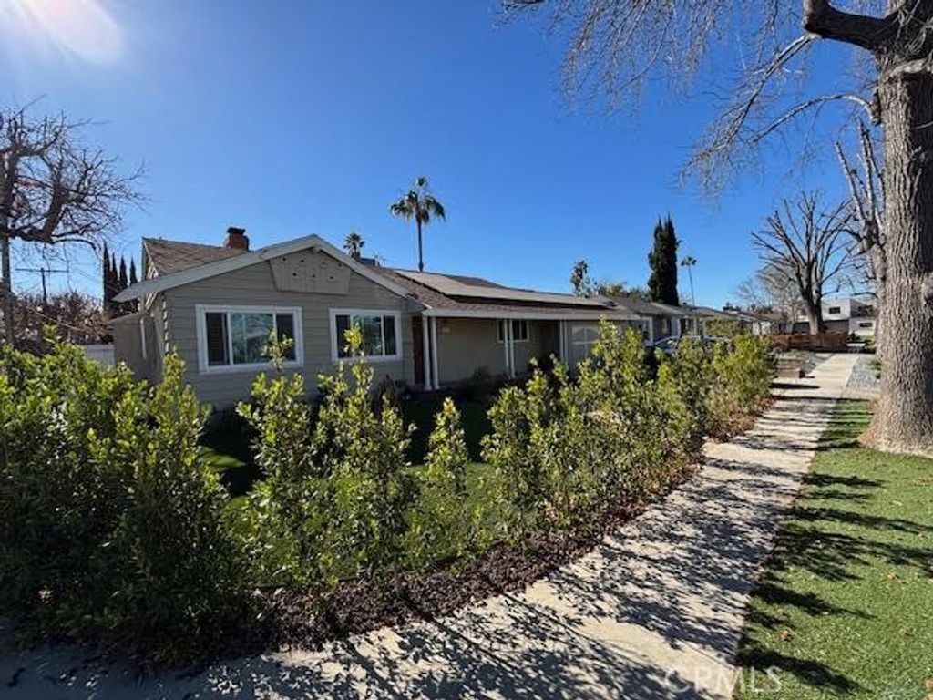 Photo of 13600 Sylvan Street, Valley Glen, CA 91401 (MLS # SR25151662)