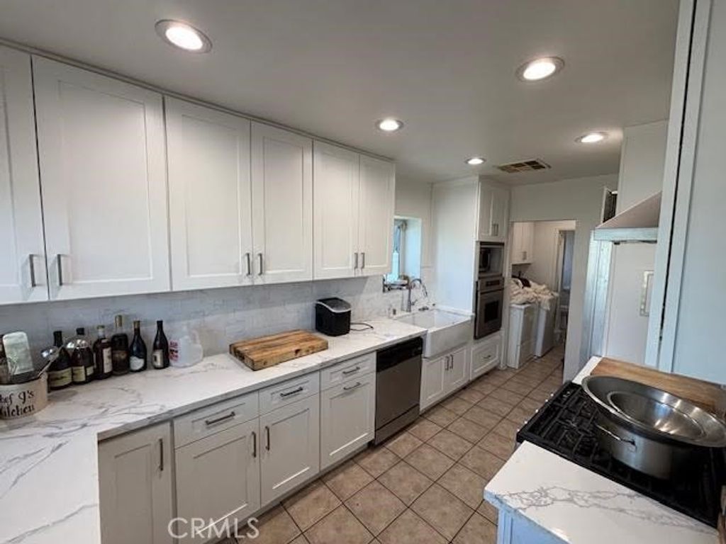 Photo of 13600 Sylvan Street, Valley Glen, CA 91401 (MLS # SR25151662)