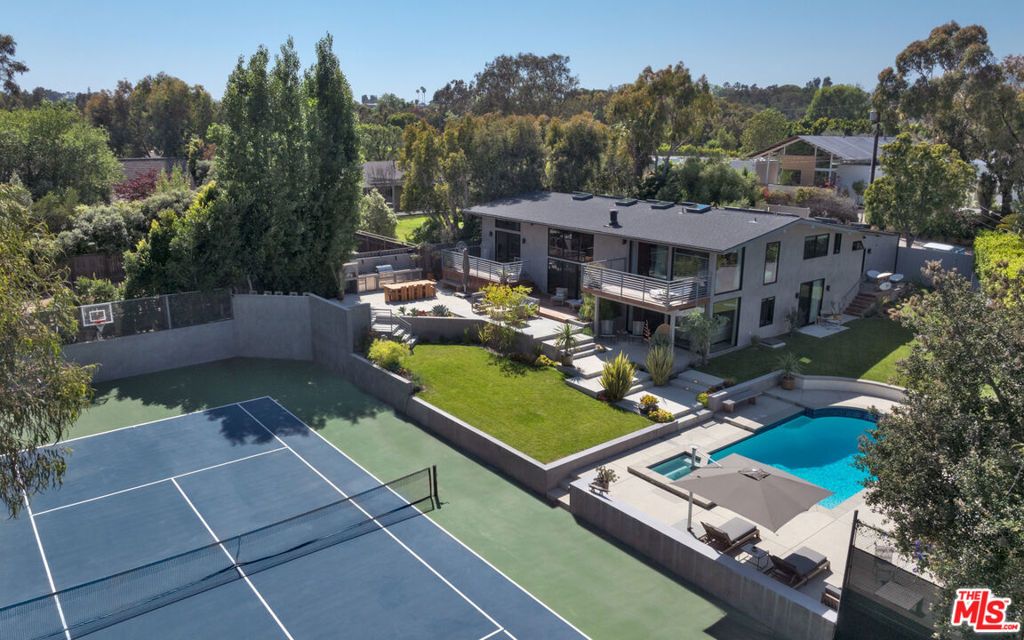 Photo of 6738 Wildlife Road, Malibu, CA 90265 (MLS # 25601615)