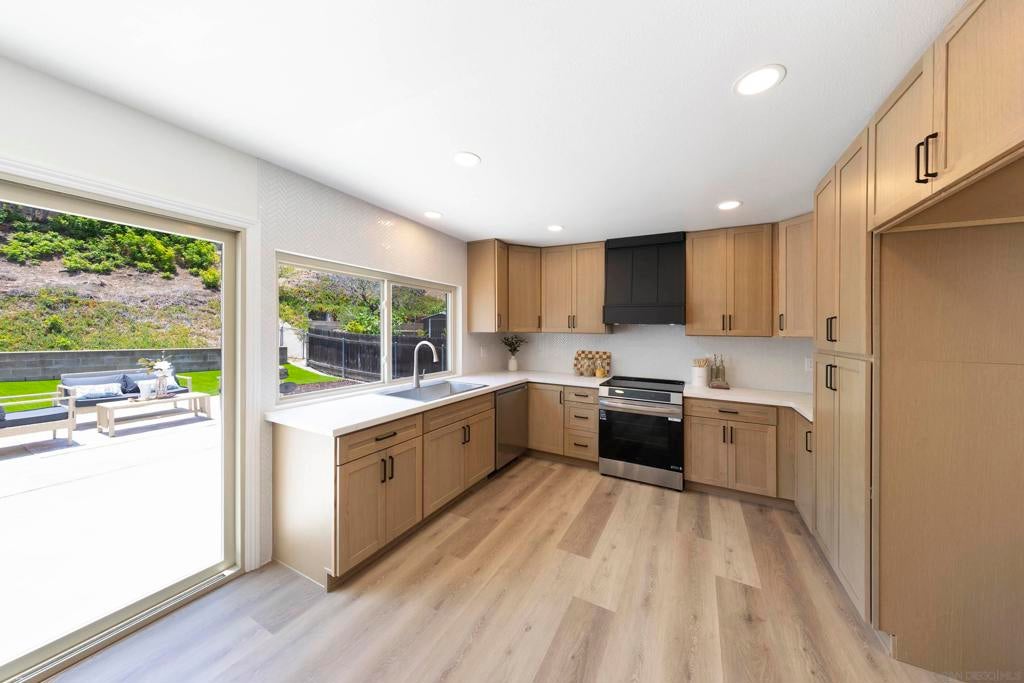 7225 Laura Ct