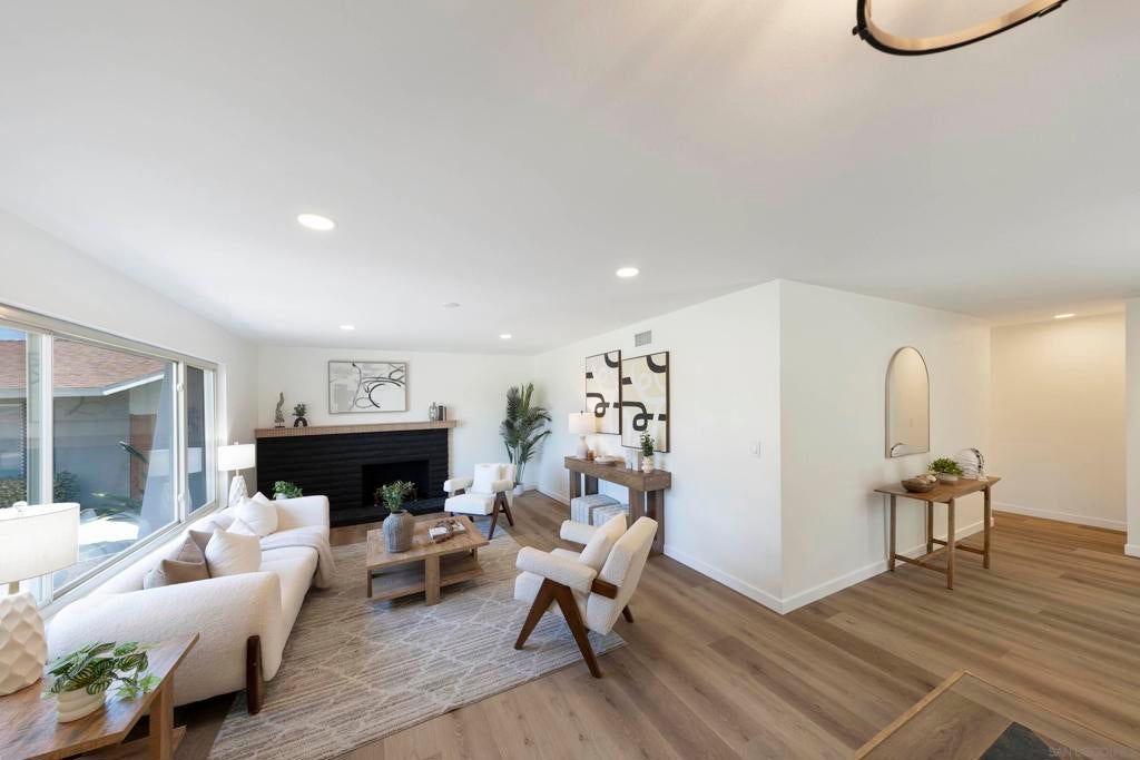 7225 Laura Ct