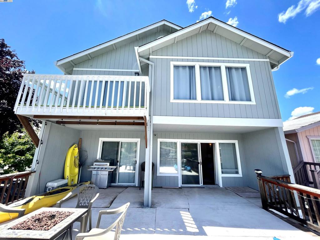 This cozy 3 bedroom, 2 bath, 1871 Sq. Ft. single family home is located in the channels of Clearlake Oaks. This property features a high living room ceiling, family room, 2 decks, a private boat dock, and a 2 car garage. New roof, remodeled bathrooms, new hardwood flooring, heating and AC. Optional additional HOA fees for the amenities provided by the homeowners association include access to the pool, picnic area, clubhouse and recreation room.