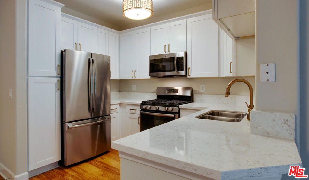Welcome to the Palazzo East. This gorgeous one bedroom, one bath apartment with an open floor plan is located in Mid-Wilshire, Los Angeles is steps from world-class shopping and offers a luxury, smoke free, pet friendly environment. This East Celio floor plan apartment with courtyard views, recessed lighting, designer finishes, an upscale kitchen and bathrooms, gas fireplace and in-unit washer and dryer. Enjoy luxurious amenities including a resort-style swimming pool, a large fitness center, outdoor lounge with fire pit, dog park, electric vehicle chargers, and more. Prices vary based on lease length. This price is based on an 11month lease. Available for immediate move-in.