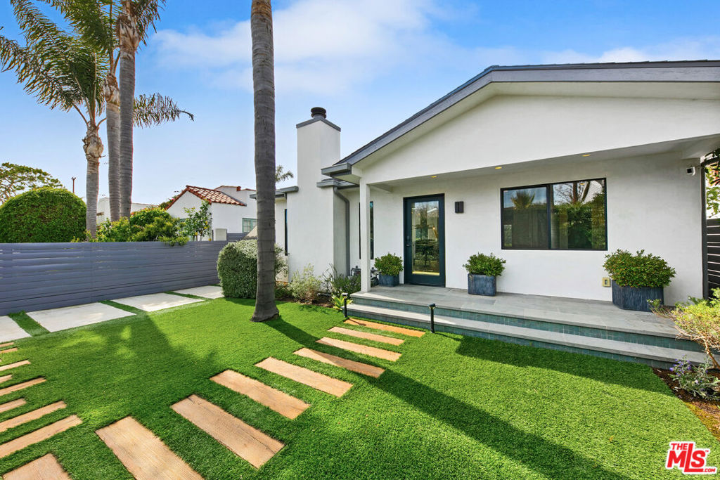 1025 Nowita Place