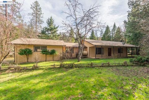Photo of 376 376 Mountain View Dr. Dr, Lewiston, CA 96052 (MLS # 41126636)