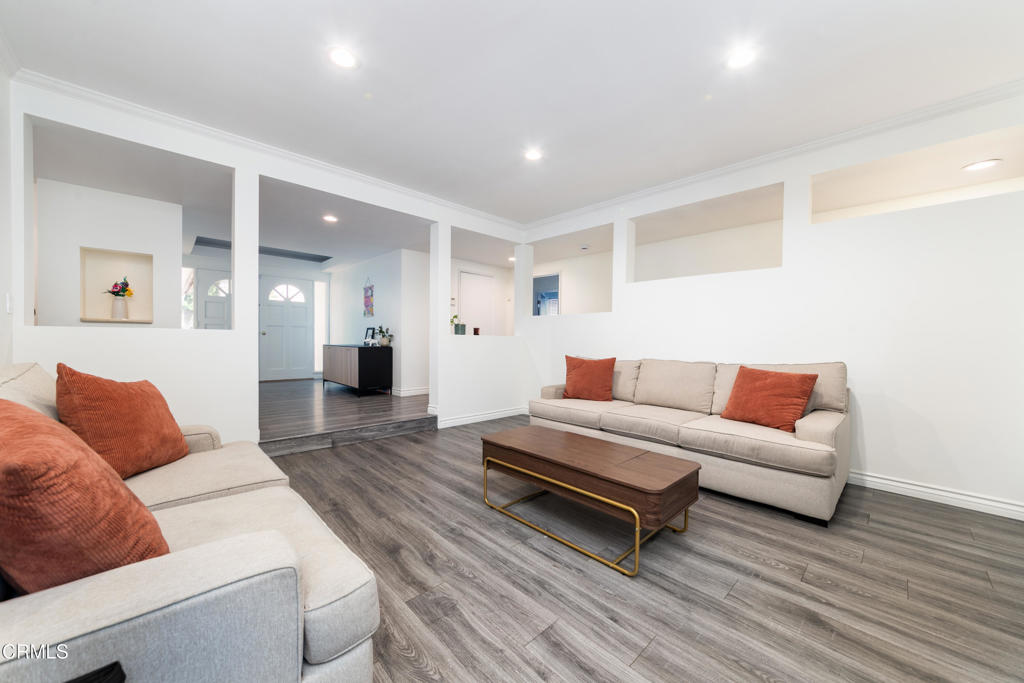 10037 Sunnybrae Avenue