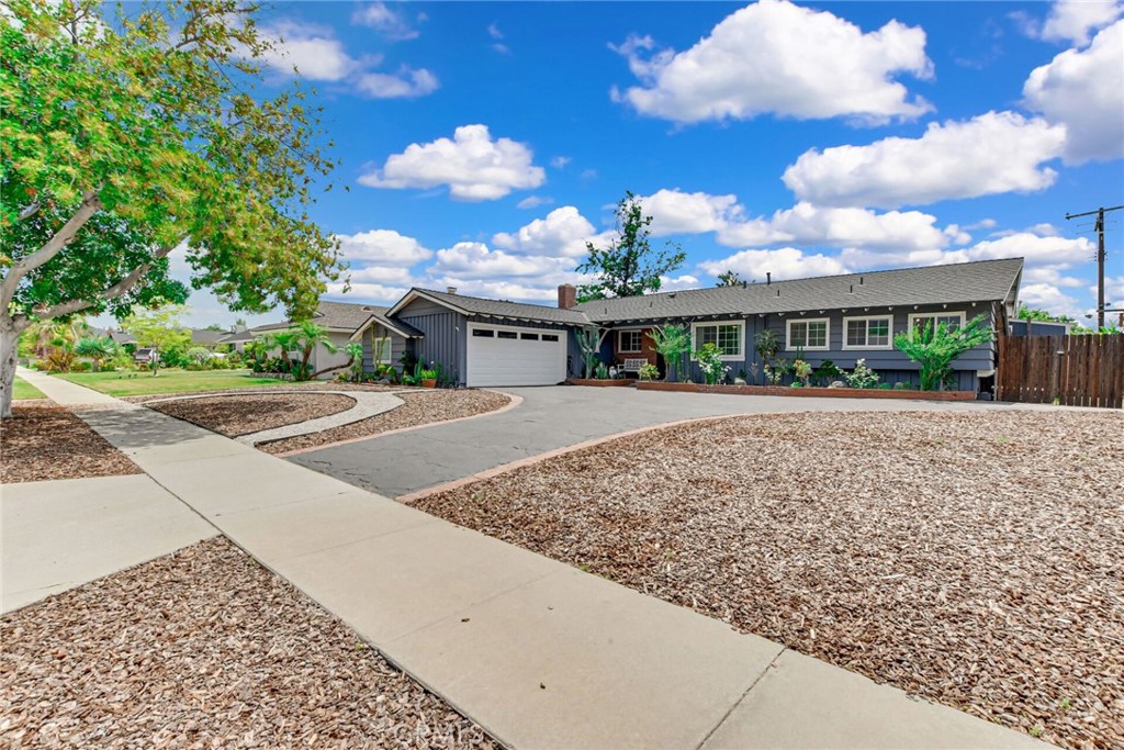 1302 E Bennett