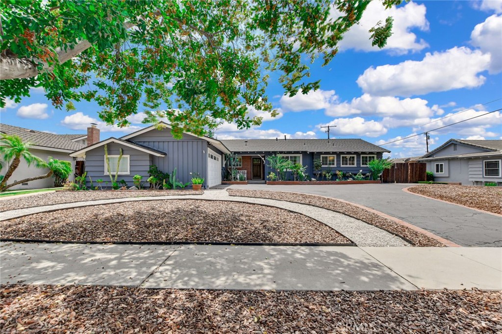 1302 E Bennett