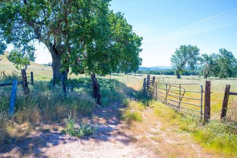 Photo of 0 Tierra Redondo, Paso Robles, CA 93446 (MLS # NS26067206)