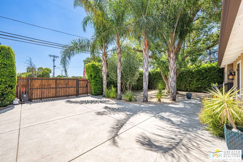 13435 Erwin Street