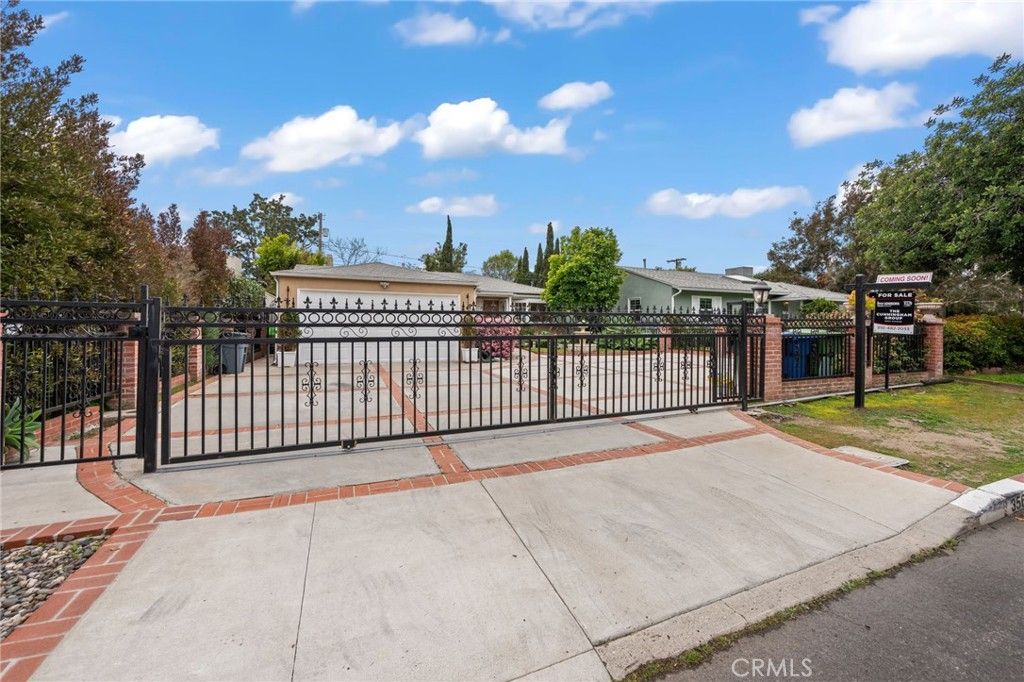 Photo of 3569 Kelton Avenue, Los Angeles, CA 90034 (MLS # SB25218901)