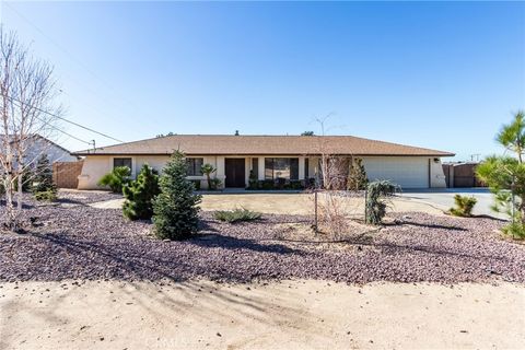 Photo of 14076 Wawona Road, Apple Valley, CA 92307 (MLS # HD25274052)