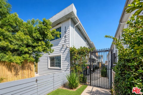 Photo of 1960 S Sherbourne Drive, Los Angeles, CA 90034 (MLS # 26101892)