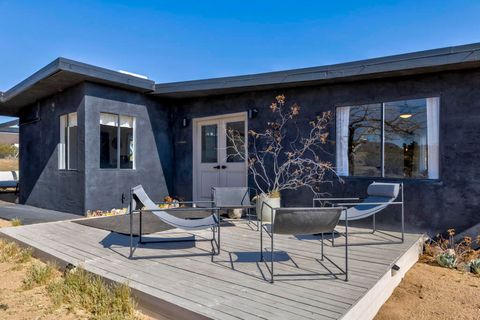 Photo of 330 Delgada Avenue, Yucca Valley, CA 92284 (MLS # 219145401PS)