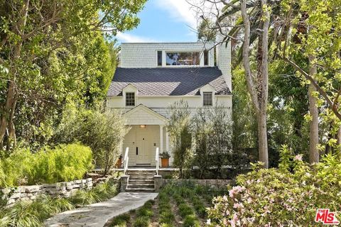 Photo of 1852 N Vista Street, Los Angeles, CA 90046 (MLS # 26666253)