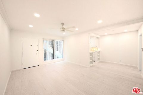 Photo of 1037 11th Street #4, Santa Monica, CA 90403 (MLS # 26633029)