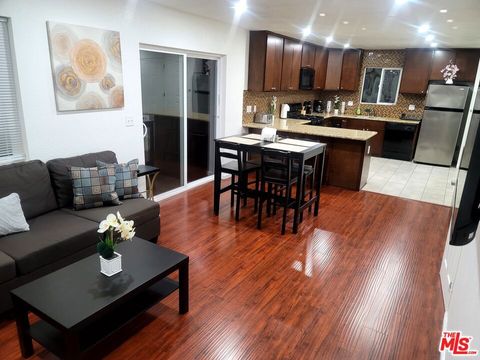Photo of 1212 S Cloverdale Avenue, Los Angeles, CA 90019 (MLS # 25553459) Photo of 1212 S Cloverdale Avenue, Los Angeles, CA 90019 (MLS # 25553459)