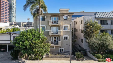 Photo of 11848 Goshen Avenue #402, Los Angeles, CA 90049 (MLS # 26104290)