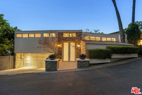 Photo of 9222 Kinglet Drive, Los Angeles, CA 90069 (MLS # 26103766)