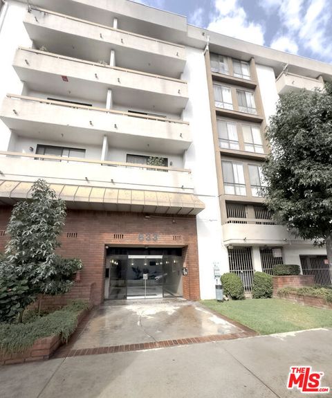 Photo of 533 S St Andrews Place #410, Los Angeles, CA 90020 (MLS # 26646937)