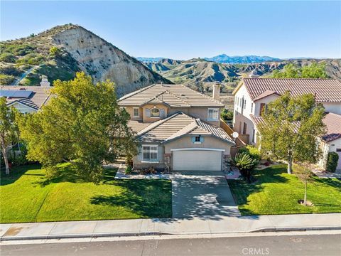 Photo of 22939 Raintree Ln, Saugus, CA 91390 (MLS # SR25276345)