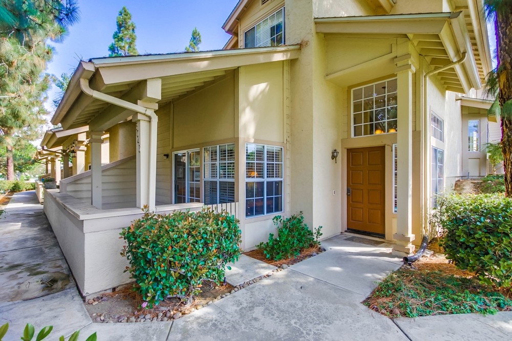 Beautifully maintained, recently upgraded home in a premiere location in the Fox Run Community! Complex Features: ,,,, Equipment: Garage Door Opener, Range/Oven Other Fees: 0 Sewer: Sewer Connected Topography: LL,RSLP