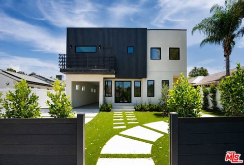 Photo of 4942 Topanga Canyon Boulevard, Woodland Hills, CA 91364 (MLS # 26102217)
