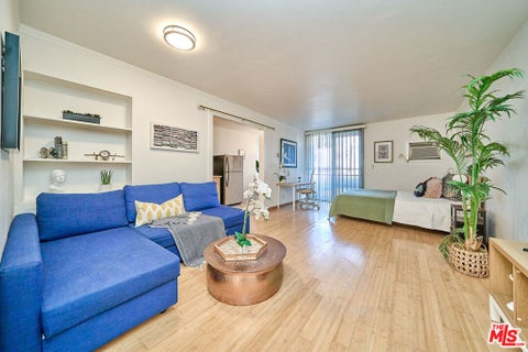 Photo of 425 S Kenmore Avenue #104, Los Angeles, CA 90020 (MLS # 26984479)