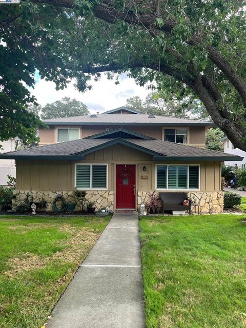 Photo of 2137 Arroyo Ct Ct #4, Pleasanton, CA 94588 (MLS # 41114870)