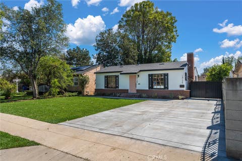 Photo of 14138 Archwood St, Van Nuys, CA 91405 (MLS # CV26062973)