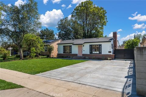 Photo of 14138 Archwood St, Van Nuys, CA 91405 (MLS # CV26062973)