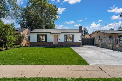 Photo of 14138 Archwood St, Van Nuys, CA 91405 (MLS # CV26062973)