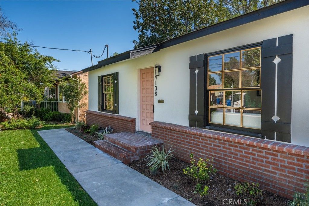 Photo of 14138 Archwood St, Van Nuys, CA 91405 (MLS # CV26062973)
