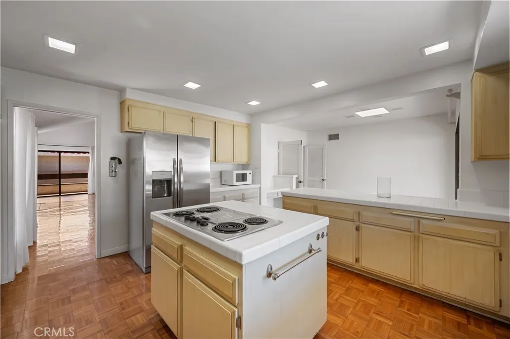 Glendale, California 91202, United States, 3 Bedrooms Bedrooms, ,3 BathroomsBathrooms,Residential,Active,180789