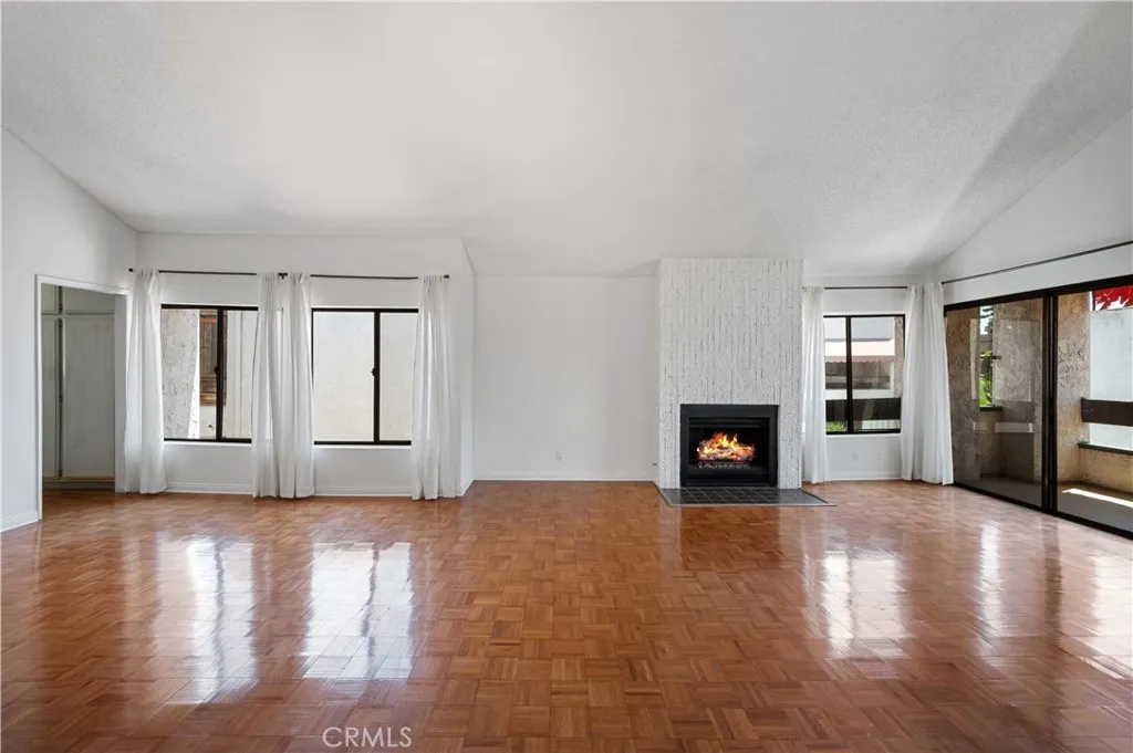 Glendale, California 91202, United States, 3 Bedrooms Bedrooms, ,3 BathroomsBathrooms,Residential,Active,180789