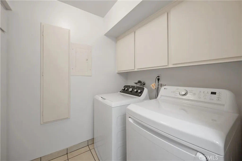 Glendale, California 91202, United States, 3 Bedrooms Bedrooms, ,3 BathroomsBathrooms,Residential,Active,180789