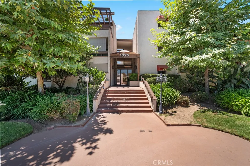 Glendale, California 91202, United States, 3 Bedrooms Bedrooms, ,3 BathroomsBathrooms,Residential,Active,180789