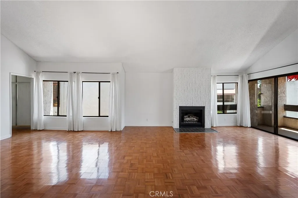 Glendale, California 91202, United States, 3 Bedrooms Bedrooms, ,3 BathroomsBathrooms,Residential,Active,180789