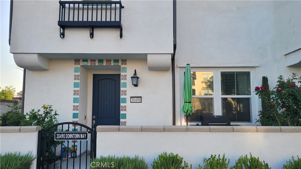 Beautiful well maintained, 3 bedrooms, 2.5 bath condominium with loft & solar located in "The Townes at Menifee Town Center" conveniently located near 215 freeway, shopping centers, restaurants, walking/biking trails. Enjoy the amenities of the community such as pool, jacuzzi, BBQ grill, firepit, clubhouse as well as a nearby park.