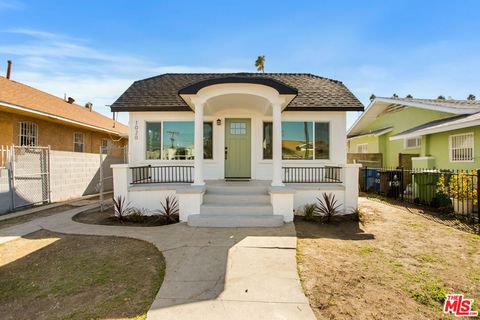 Photo of 1020 W 55th Street, Los Angeles, CA 90037 (MLS # 25609591)
