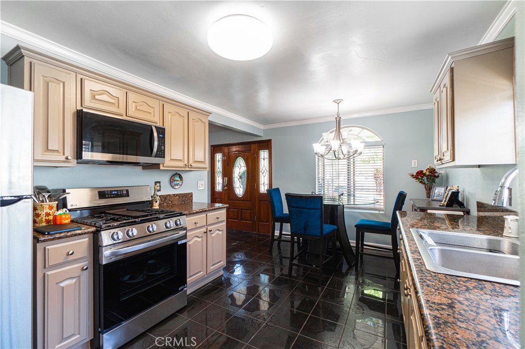 1562 W 31st Street