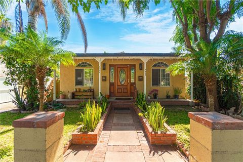 Photo of 1562 W 31st Street, Long Beach, CA 90810 (MLS # SB26112414)